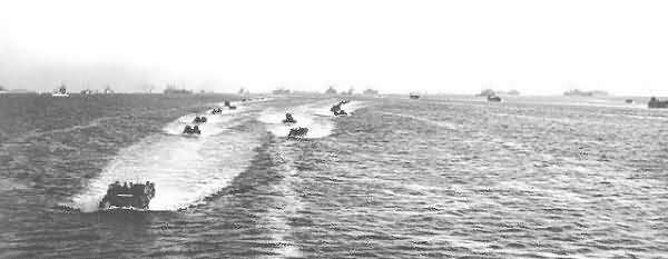 1stMarDiv lands at Wonsan