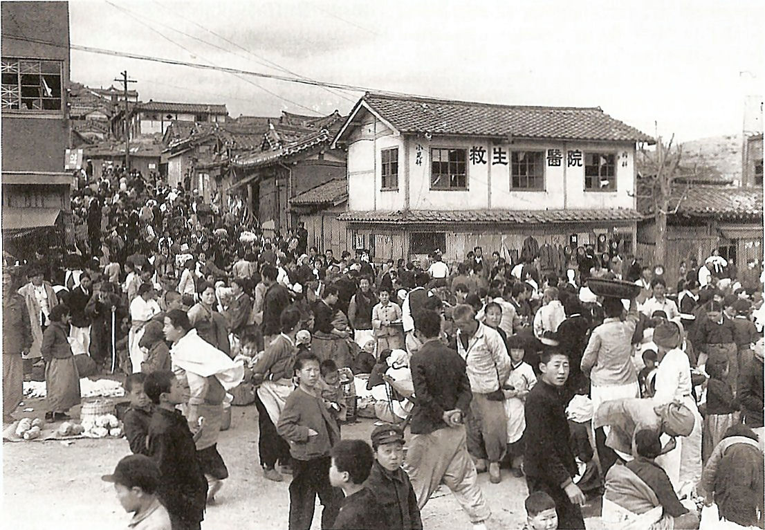  Seoul Residents Reenter the City  (right click, view image to see actual photo)