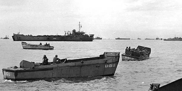 LCVPs from USS Union, AKA 106, at Inchon